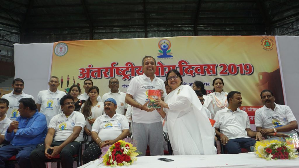 बिलासपुर, टिकरापारा - पांचवे अंतर्राष्ट्रीय योग दिवस के अवसर पर बिलासपुर जिला प्रशासन ने मंजू दीदी को योग संचालन के लिए किया आमंत्रित