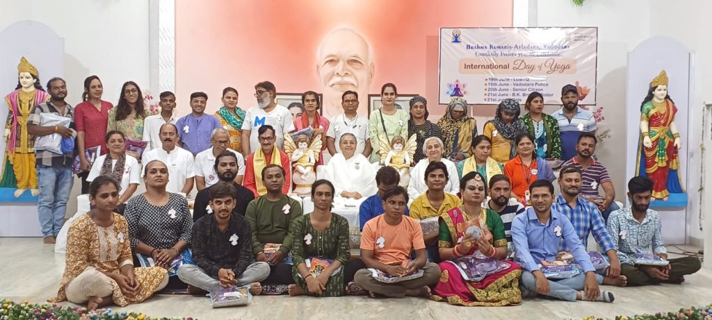 Vadodara- विश्व योग दिवस कार्यक्रम श्रृंखला में ट्रांसजेंडर्स के लिए आयोजित हुआ योग कार्यक्रम