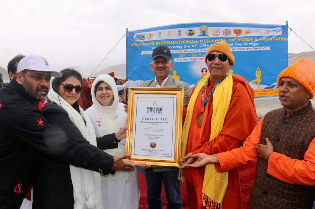 Leh Laddakh: विश्व की सबसे ऊंचाई पर स्थित पैंगोंग लेक पर धर्म गुरुओं, भारतीय सेना के जवानों के साथ ब्रह्मा कुमारीज ने किया योग अभ्यास