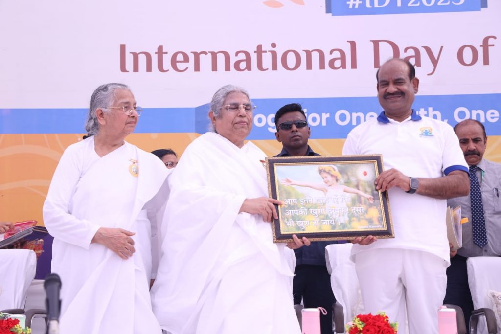 दिल्ली- 11वें अंतर्राष्ट्रीय योग दिवस पर लाल किला मैदान में शामिल हुए 20000 से अधिक लोग