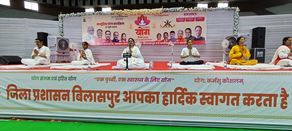 11वें अंतर्राष्ट्रीय योग दिवस पर ब्र.कु. मंजू दीदी के योग संचालन में विधायक सहित जिला प्रशासन व शहरवासियों ने किया योग अभ्यास
