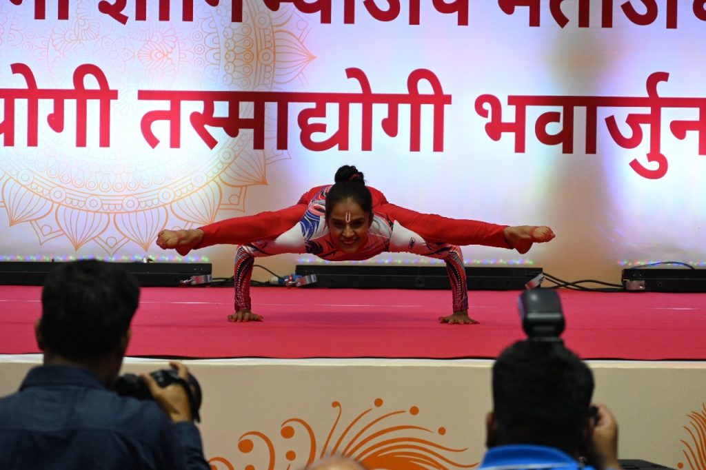 इंदौर न्यू पलासिया - अंतर्राष्ट्रीय योग दिवस के अवसर पर इनडोर स्टेडियम अभय प्रशाल में आयोजित कार्यक्रम